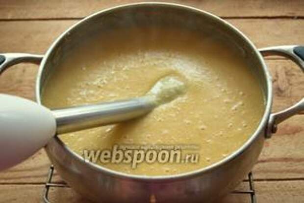Проверьте суп на готовность гороха и картофеля. Они должны быть полностью готовы. Добавьте в суп соль, перец. Пюрируйте суп погружным блендером до однородности.