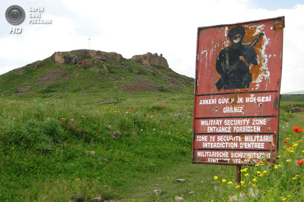 Турция. Ани, Карс. 8 июня 2011 года. Предупреждающий знак на фоне Анийской цитадели. (Adam Jones)