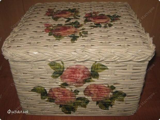 Плетеная из газетных трубочек корзина для бытовых мелочей