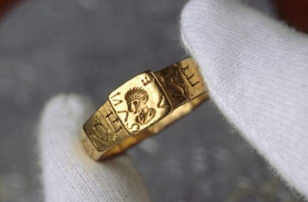 Кольцо Сенициануса и другие проклятые древности. Кольцо Сенициануса и другие проклятые древности.