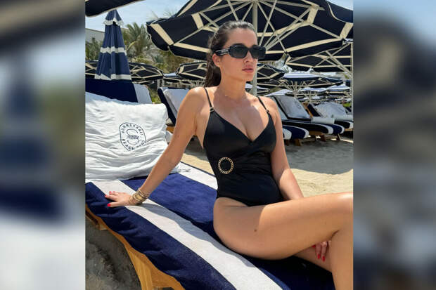 Телеведущая Ксения Бородина выложила фото в купальнике с декольте