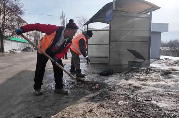 В Тамбове приступили к расчистке территорий остановок от мусора