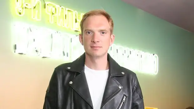 «Не мог позвонить маме»: Андрей Бурковский рассказал о смерти младшего брата