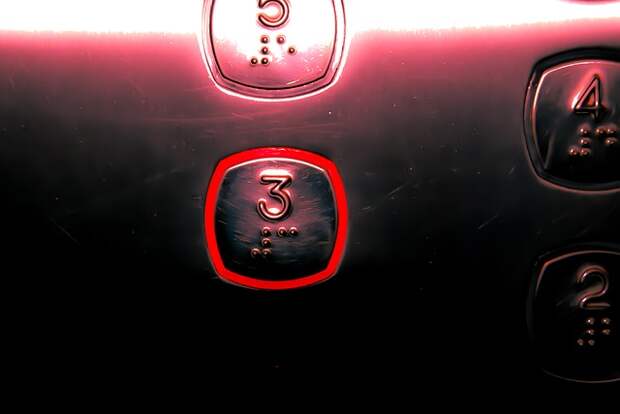 Кабина лифта в Капотне устроила пассажирам освежающий душ