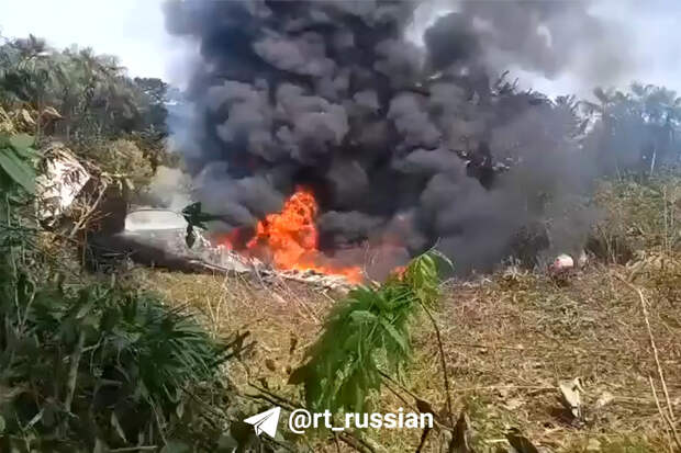 Самолет с сотней военных упал при взлете