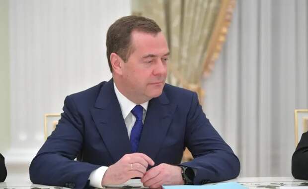 Медведев высказался о возможной передаче оружия воюющим с Западом силам