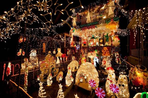 Многие хозяева частных домов так любят рождество, что украшают свои жилища, не зная чувства меры. Этот дом в Торонто, Канада утонул в рождественских украшениях.
