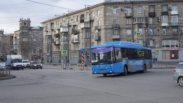 В Новокузнецке женщина бежала за автобусом с зажатой дверями рукой