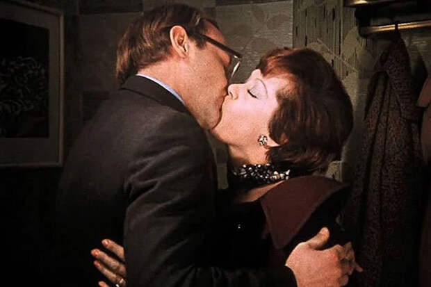 Режиссер "Богомолов" представит спектакль "Служебный роман" в Театре на Бронной