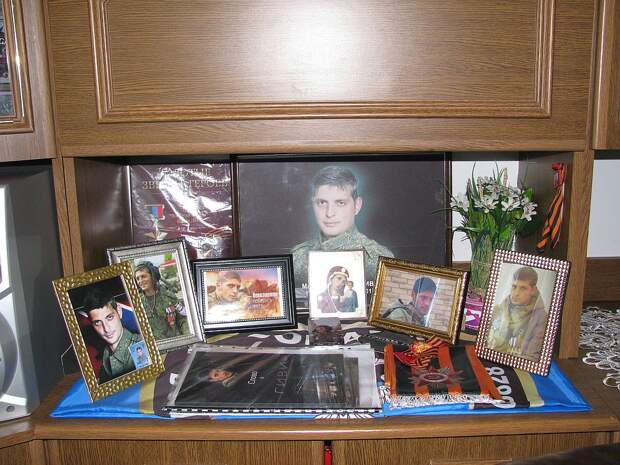 В отчем доме в память о трагически погибшем сыне его фотографиями оформлен уголок Фото: Роман ПОБЕРЕЖНЮК
