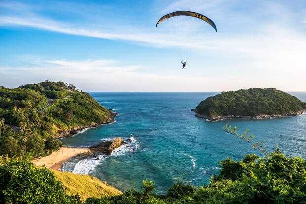 SHOT: в Таиланде туристы из России упали в океан во время полета на парашюте