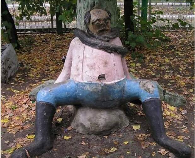фигура мужчины на игровой площадке