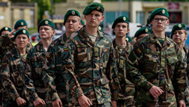Военнослужащие во время парада в рамках военных учений Удар короля 2017 в Литве