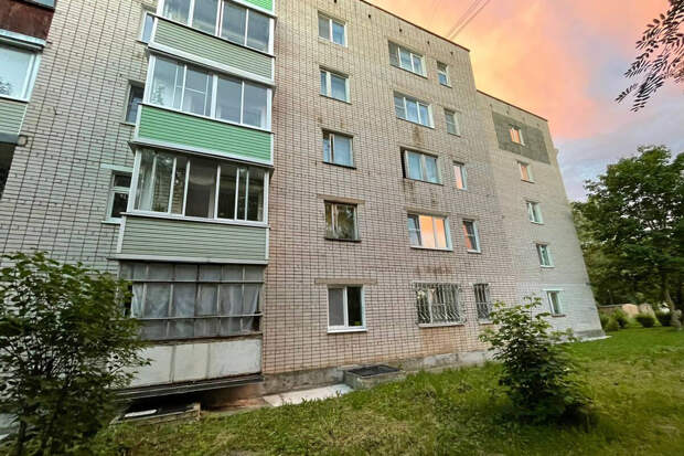 В Тверской области ребенок выжил после падения из окна третьего этажа