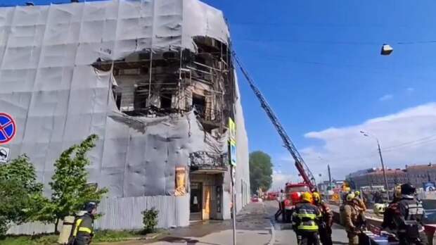 Два человека погибли при пожаре в жилом доме в Петербурге