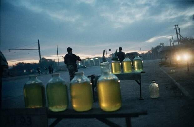 Трехлитровые банки с бензином готовы на продажу.
