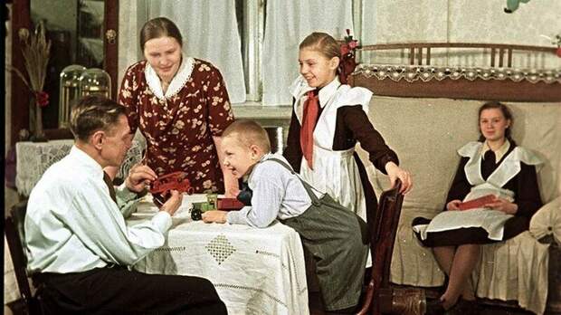 Пекарь С.И. Мельников с семьей в новой квартире. Фотограф Олег Кнорринг, 1951 год СССР, фото, это интересно