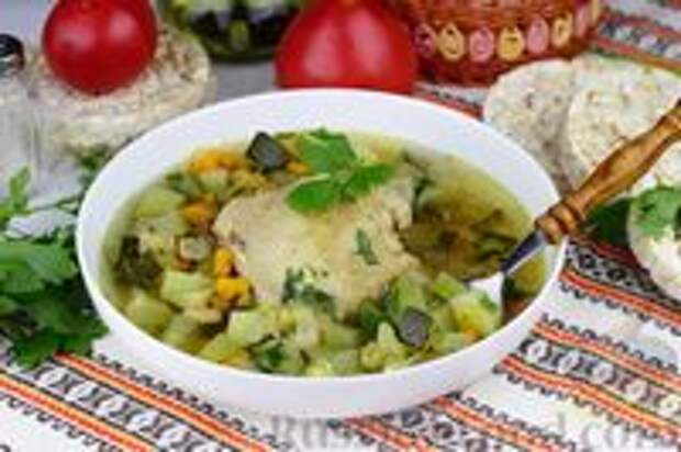 Фото к рецепту: Куриный суп с цукини и сельдереем