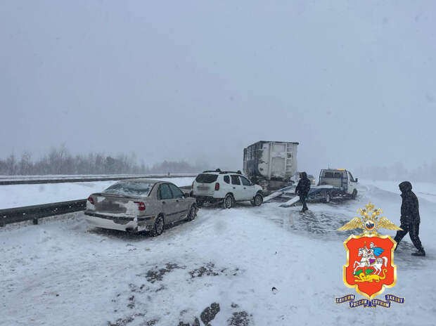 Пять аварий с участием 12 машин произошло на одном километре российской трассы