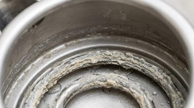 Я проверил народные способы против накипи в чайнике — что действительно работает