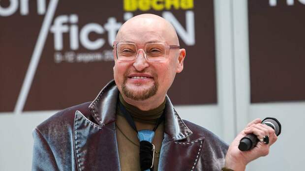 Шура рассказал, что поклонница подарила ему брошь дома Романовых