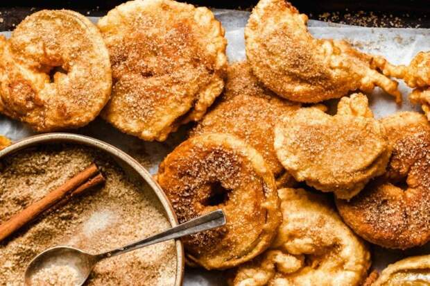 Яблочные кольца в кляре. \ Фото: flowersinthesalad.com. Яблочные кольца в кляре. \ Фото: flowersinthesalad.com.