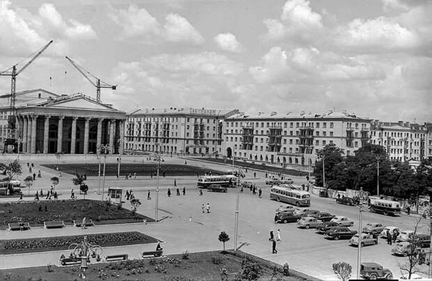 Это фото 1958 г май-июнь,перед театром только распланированная и насаженная