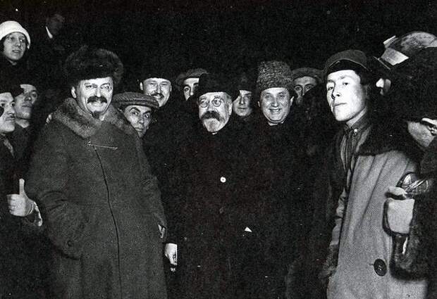 В центре - Троцкий, Каменев и Зиновьев