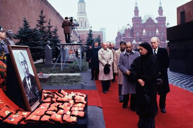 Церемония прощания с генеральным секретарем ЦК КПСС, председателем президиума Верховного Совета СССР Леонидом Брежневым.
