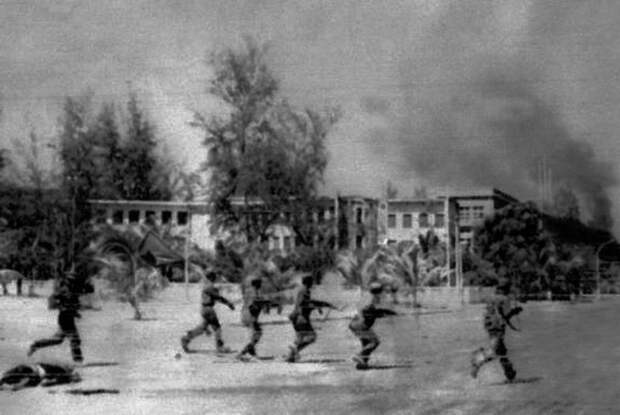 Вьетнамские войска на улицах Пномпеня