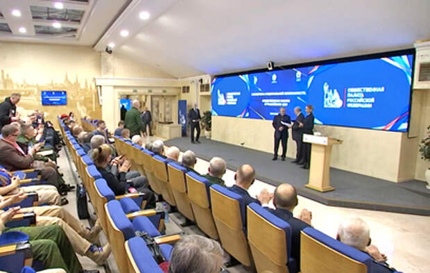 В Общественной палате наградили представителей СМИ