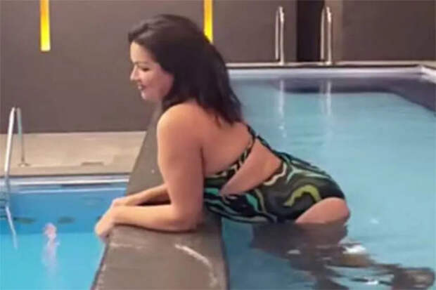 53-летняя Анна Нетребко показала фото в купальнике