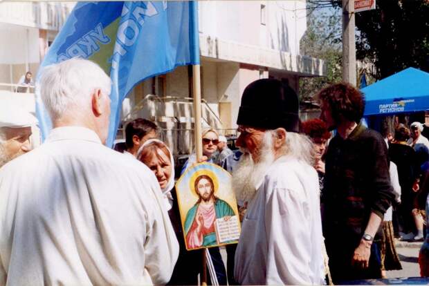 Феодосия, 2006. АнтиНАТО. Отец Алексий у ворот порта