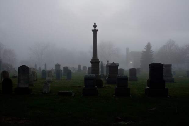 В Великобритании школьницу отправили проходить практику на кладбище
