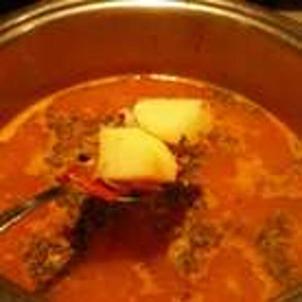 Почищенный и порезанный кубиками картофель добавить к супу. Довести до кипения и варить еще 20 мин. Добавить итальянские травы.