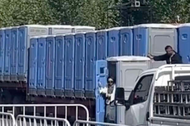 В Китае эвакуировали туалетную кабинку вместе с женщиной внутри