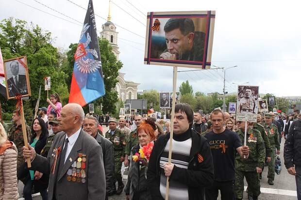 «Батя! Мы тебя не забудем!» Сотни портретов Александра Захарченко пронесли в Бессмертном полку в Донецке 2019