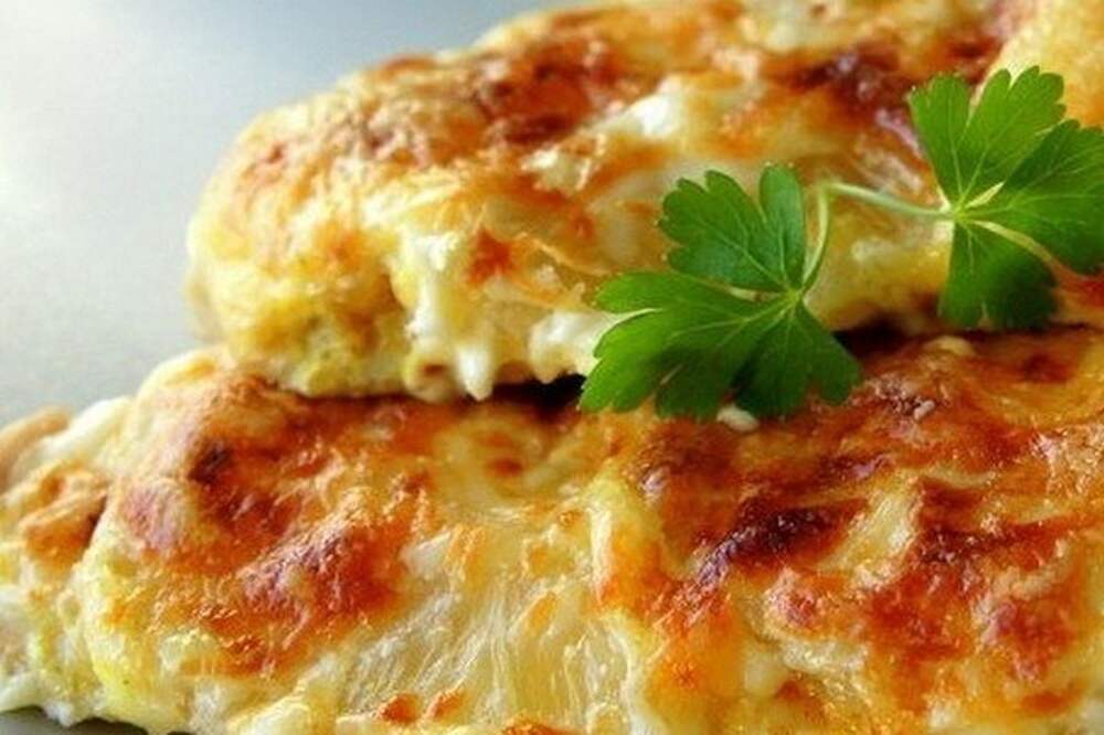 Запеченная грудка с ананасами и помидорами