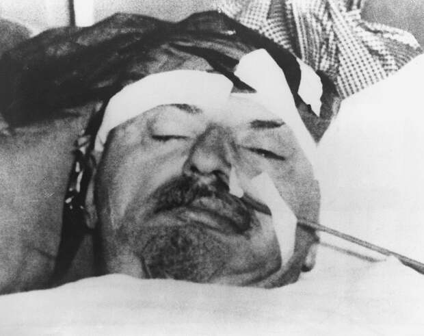 Рамон Меркадер, тайный агент, выдававший себя за друга и поклонника Льва Троцкого, ударил его топором по голове. Он умер на следующий день. Фото © Getty Images / Hulton-Deutsch Collection/CORBIS / Corbis