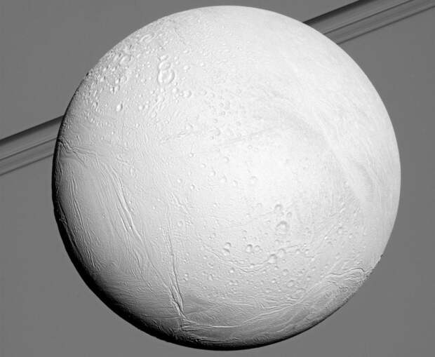Энцелад во всей красе на фоне колец Сатурна