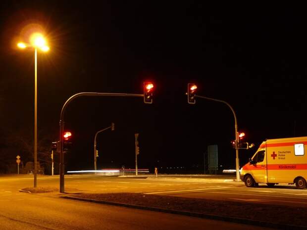 Парни облепили автомобиль скорой и прокатились на ней по Челябинску