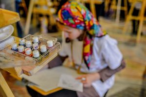 Представители филиала «Якиманка»организуют концерт. Фото: Пелагия Замятина, «Вечерняя Москва»