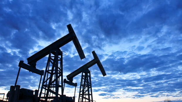 Россия и Саудовская Аравия договорились продлить сокращение добычи нефти