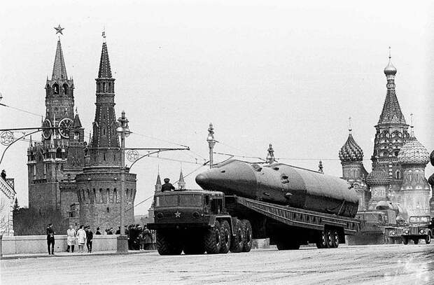 Межконтинентальная баллистическая ракета на Параде Победы на Красной площади в Москве, 9 мая 1965. Фото: AP