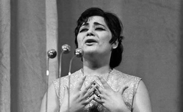 На фото: советская эстрадная певица Тамара Миансарова во время выступления, 1970