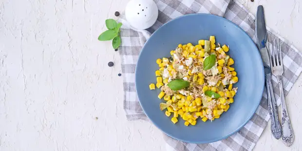 10 очень вкусных салатов с сухариками