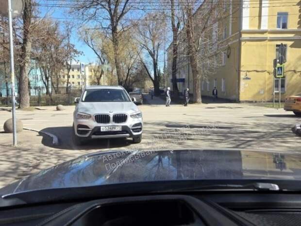 В Туле BMW регулярно паркуется на встречной полосе под знаком «Въезд запрещён»