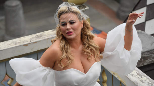 «Я выхожу замуж»: Семенович на свадьбе Булановой поймала букет невесты