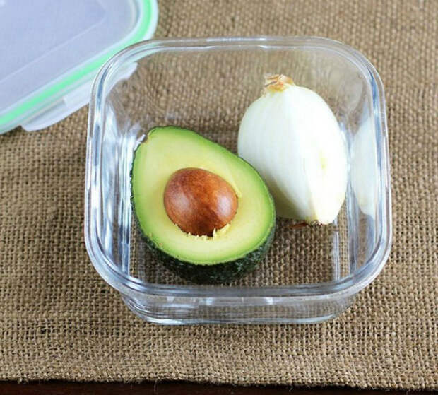 Разрезанный авокадо не почернеет, если хранить его вместе с долькой лука.