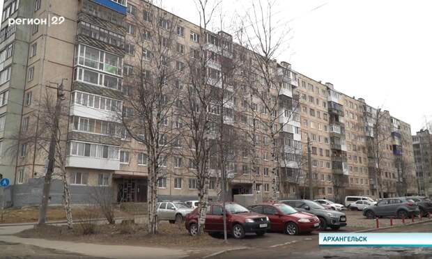 В Архангельске продолжают проверки благоустройства: жители жалуются на парковку на газонах и фасады зданий